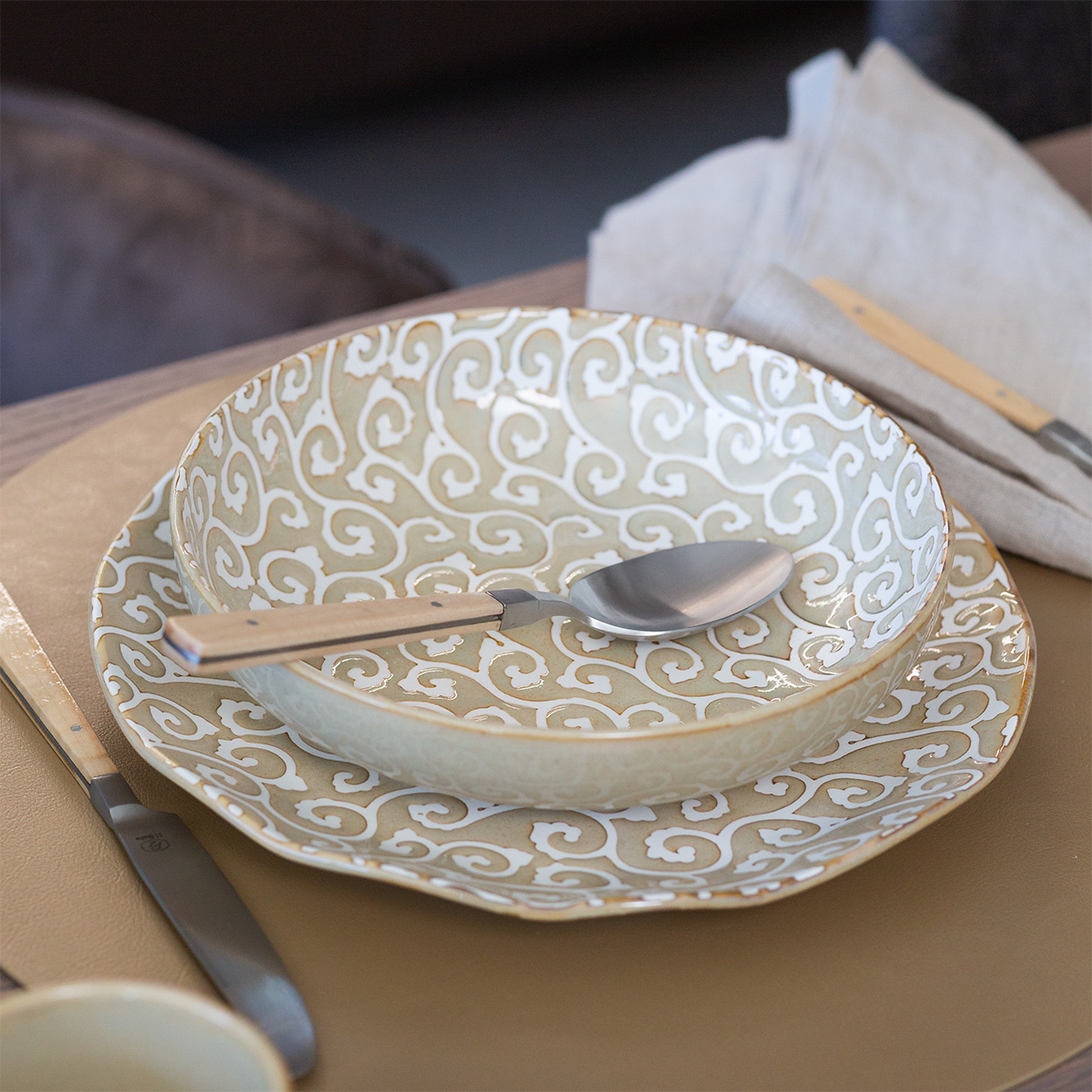 Plytký tanier Wavy 25 cm | Levante Pearl