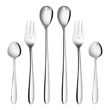 Príborový set Love Cutlery v striebornej farbe na bielom pozadí